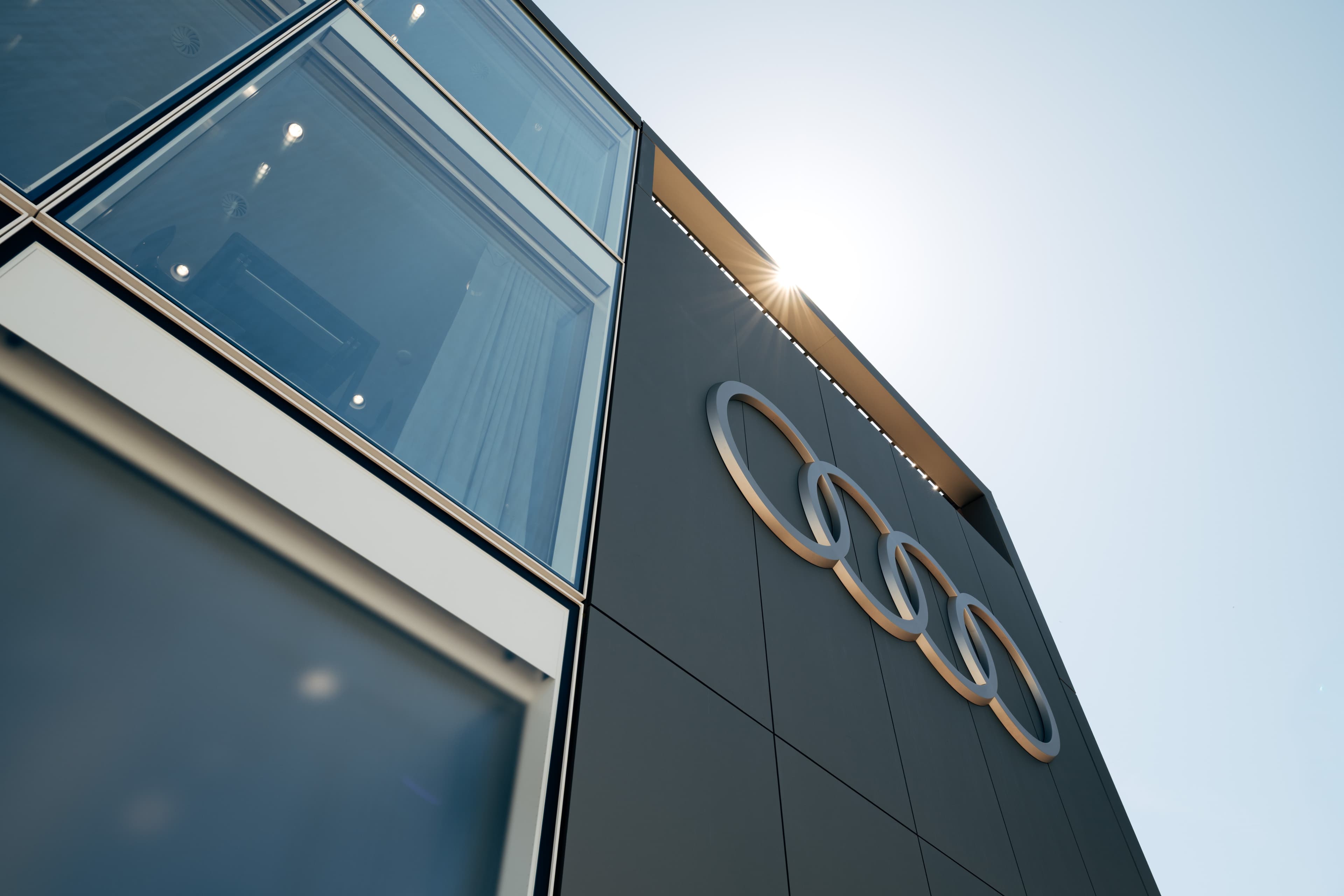 Fachada de hospitality Audi com aneis da marca.